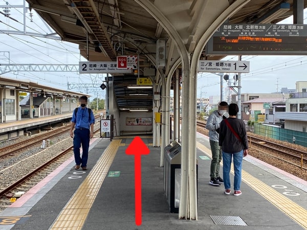 JR甲子園口駅のホームから階段を下ります。