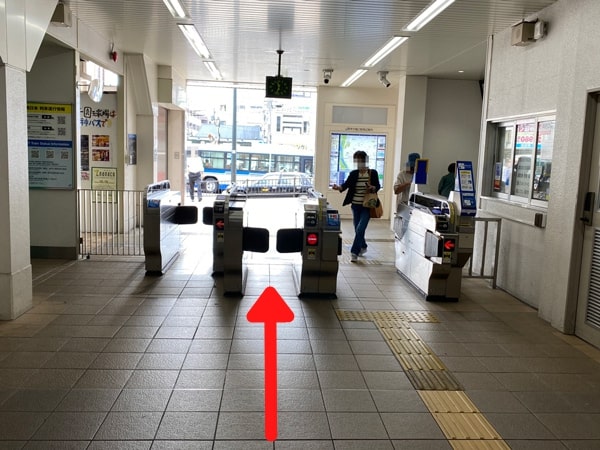 改札を出て横断歩道を渡ります。